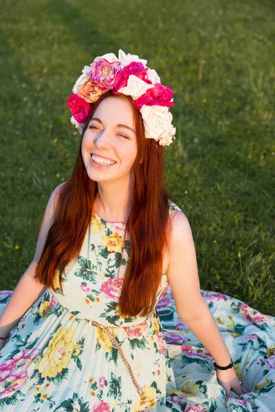 Hermosa mujer vistiendo corona floral y sonriendo — Foto de Stock