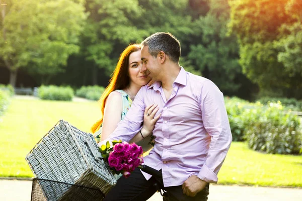 Paar posiert im Freien mit Picknickkorb und Rosen — Stockfoto