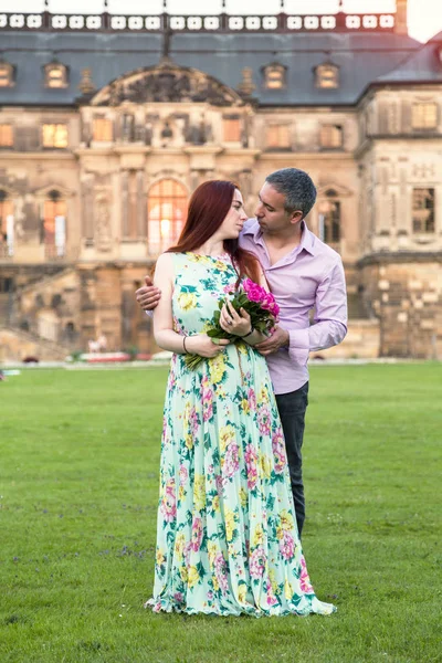 Verliebtes Paar vor dem Hintergrund eines Palastes oder Herrenhauses — Stockfoto