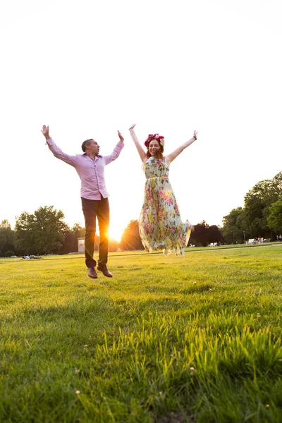 Glückliches Paar auf der grünen Wiese im Sommerpark — Stockfoto