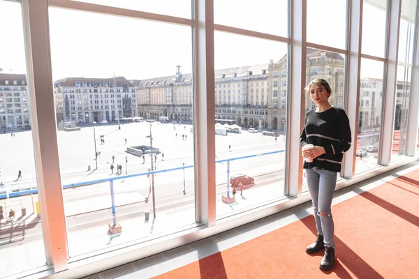 Menina perto de grande janela com vista para Altmarkt quadrado — Fotografia de Stock