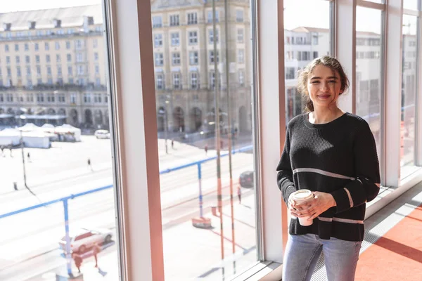 Menina com café no fundo de Altmarkt quadrado — Fotografia de Stock