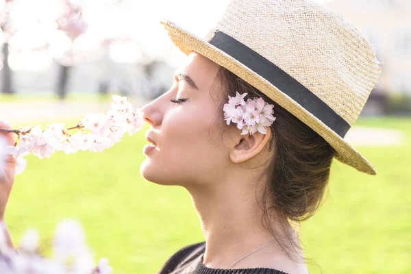 Hasır şapkalı güzel kız çiçek dalkokadı