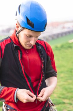 Kırmızı üniforma lı ve kasklı paraşütçü veya paraşütçü