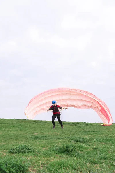 Paraglider running through grass to take off — Stock Photo, Image
