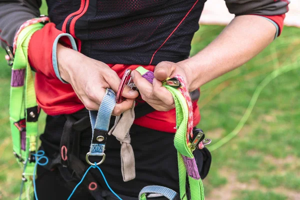 Man houdt stroppen van parachute in handen close-up — Stockfoto
