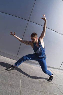 Gri arka plan genç çağdaş dansçı adam