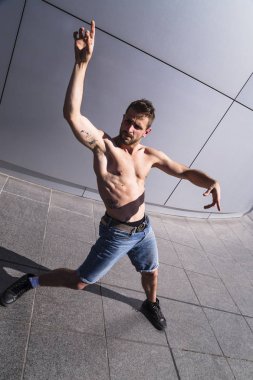 Erkek dansçı dans hareket yana eğildi