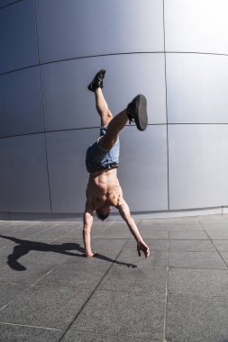 Dans ta handstanding kullanarak genç break dansçı