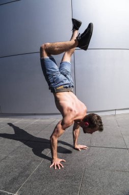 Kot şort genç adam breakdancing açık