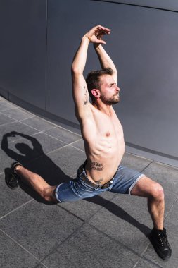 Genç adam dans veya yapıyor ya da yoga egzersizleri