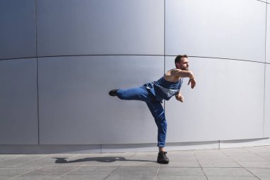 Duvar arka planda dans genç adam sokak dansçısı