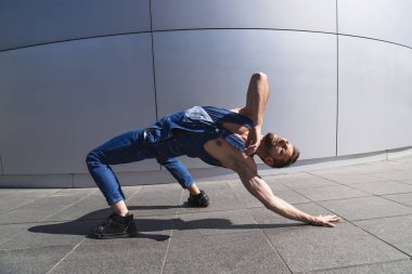 Köprü poz kullanarak modern dans adam dans