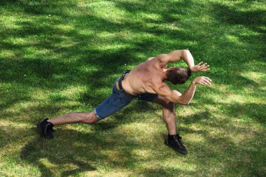 Atletik adam doğada hayvan tasvir dansları