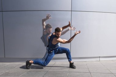 Minimalist arka planda çift gölge ile çağdaş dansçı dans