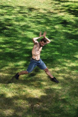 Parkta dans eden bir hayvanı canlandıran erkek dansçı