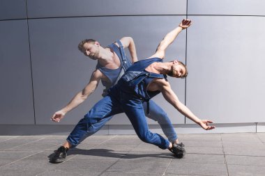 Dansçı onun hayalet çift ile modern dans dans