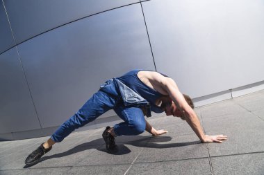 Gri taş zeminde çağdaş dansçı dans