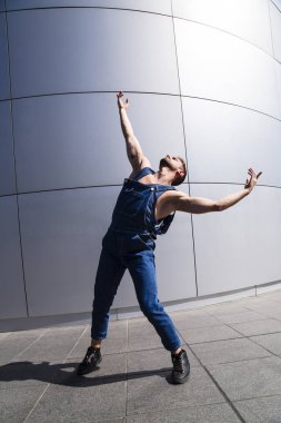 Kollarıyla etkileyici dans hareketi yapan adam