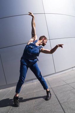 Kollarıyla etkileyici dans hareketi yapan adam