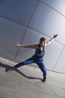 Genç yakışıklı adam sokak dansçısı açık dans