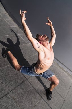 Savaşçı kavisli yoga poz kullanarak Adam dansları