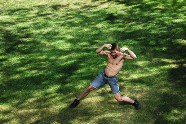 Muž, který tancoval v parku, pozvedl ruce k hlavě — Stock fotografie