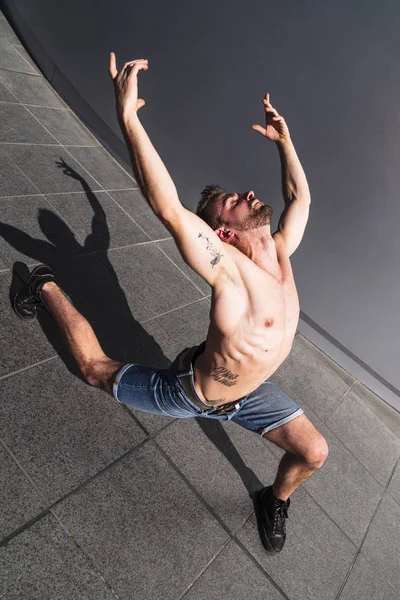 Savaşçı kavisli yoga poz kullanarak Adam dansları