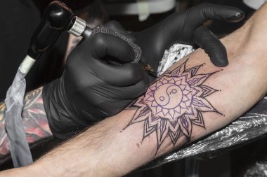 Erkek kolunda dairesel desen şeklinde dövme