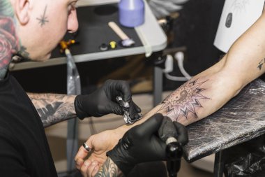 Master daire şeklinde dövme çizim bitmiş