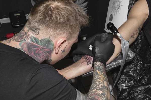 纹身大师在创建纹身的过程中 — 图库照片