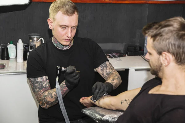 Dövmeli adam yeni dövme oluşturma üzerinde çalışıyor