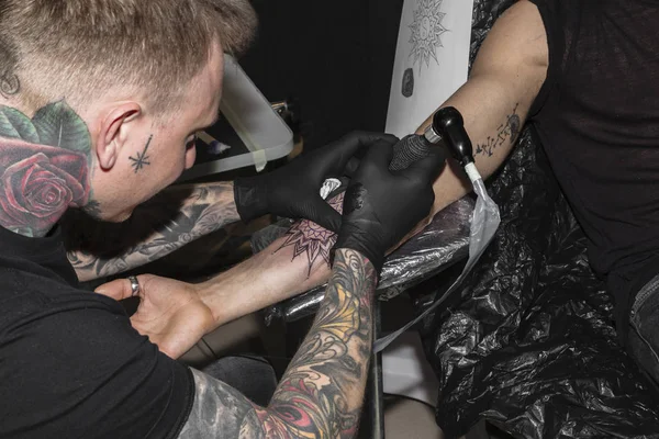 Крупним планом майстрині руки, намальовані великими татуюваннями — стокове фото