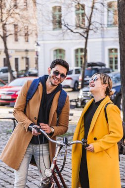 Genç İspanyol adam kıza komik bir şey söyler