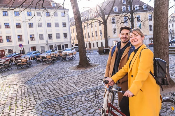 Jovem casal multicultural com bicicleta na cidade — Fotografia de Stock