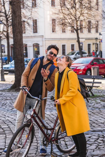 Genç İspanyol adam kıza komik bir şey söyler