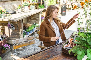 Genç kız elinde keman çalmak için yay tutan