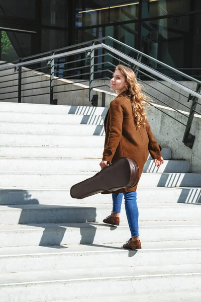 Menina com violino em caso de escadas no conservatório — Fotografia de Stock