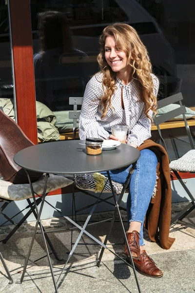Menina violinista sentado em coffee break no café — Fotografia de Stock