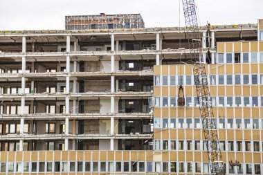 Ön planda vinç ile yapım aşamasında ev