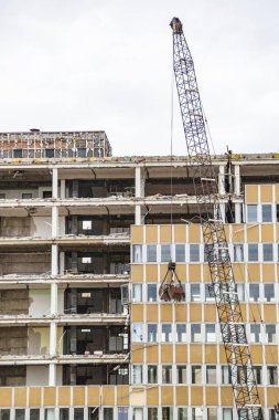 Ön planda vinç ile yapım aşamasında ev
