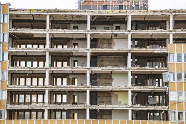 İnşaat halindeki büyük binanın beton çerçevesi