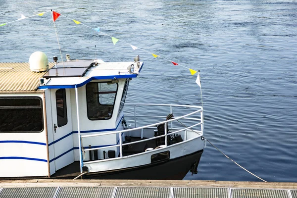 Barco turístico amarrado en muelle de madera en el río — Foto de Stock