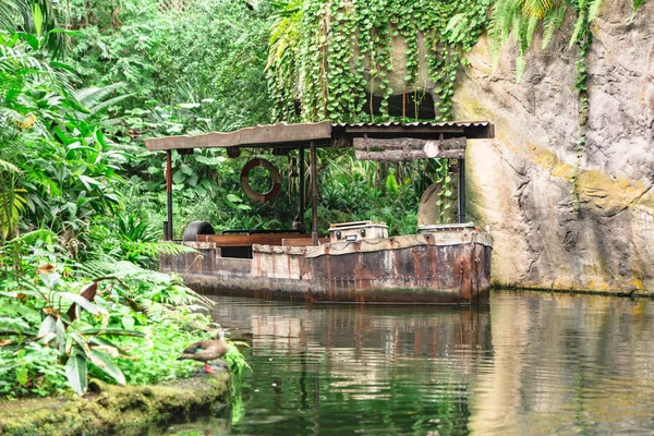 Velho barco flutua no rio na caverna no parque ou na selva — Fotografia de Stock