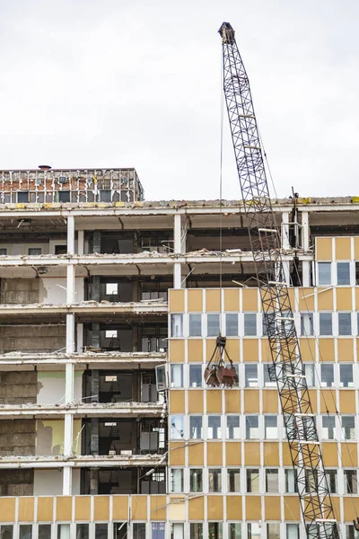 Ön planda vinç ile yapım aşamasında ev