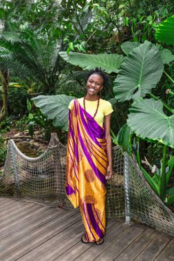 Genç Afrikalı kız serada duruyor ve gülümsüyor