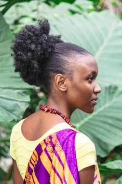 Genç Afrikalı kadın kameraya yarı döndü bakıyor