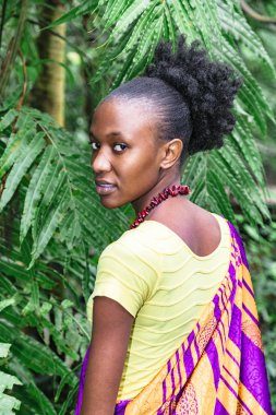 Afrikalı kadın kamera yarı açık açık bakar