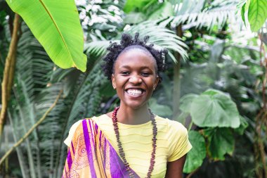 Yeşil bitkilerin arka planda Gülümseyen Afrikalı kız