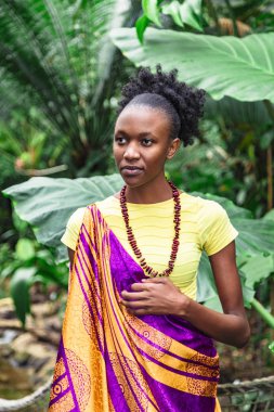 Orman arka plan üzerinde sari Afrikalı Amerikalı kız